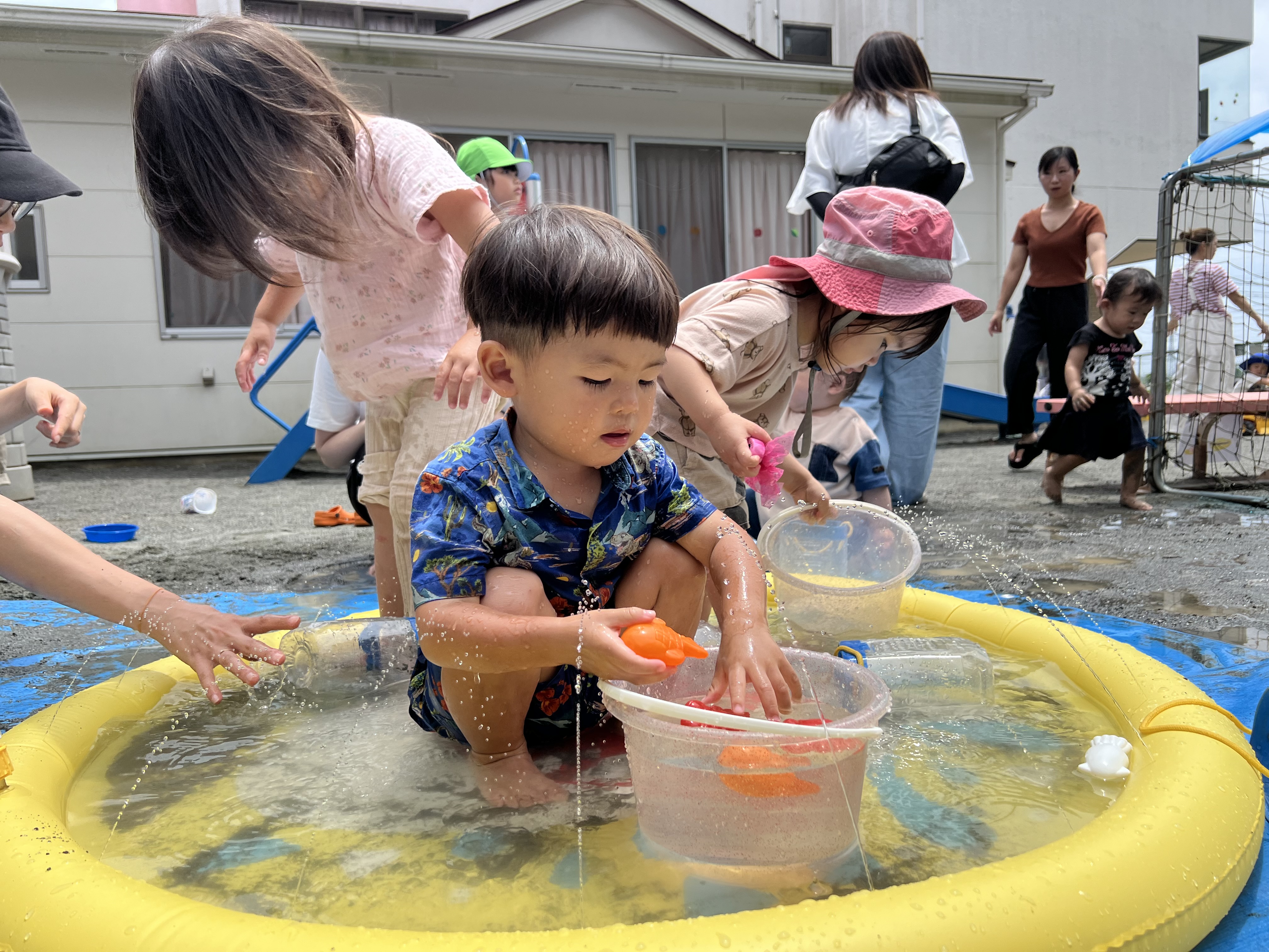 子供の遊びに 水に触れて遊んだよ♬｜ニチイキッズこうほく保育園｜ニチイキッズ